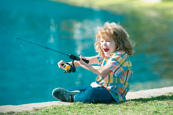 Retrato Animado Espantado Pesca Menino Criança Criança Surpreendeu Pesca Lago — Fotografia de Stock