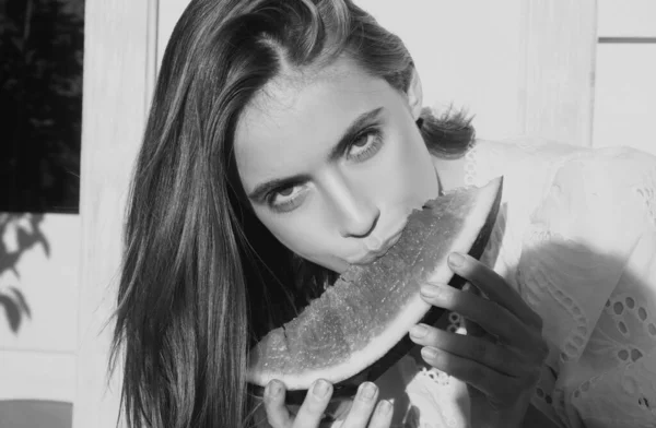 Zbliżenie Portret Młodej Zmysłowej Kobiety Jedzącej Arbuza — Zdjęcie stockowe