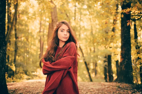 배경에 떨어지는 잎가을 드레스에 아름다운 따뜻한 스카프에 공원이나 숲에서 아름다운 — 스톡 사진