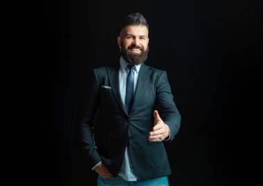 Gülümseyen iş adamının portresi el sıkışıyor. Profesyonel erkek, muhtemelen muhasebeci mimar, iş kadını avukat. Kendinden emin gülen