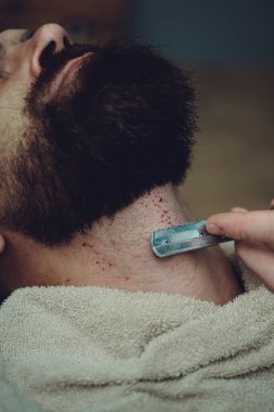 Kuaför makası ve ustura. Çok trendy ve şık. Şık adam sakal portresi. Saç stili ve saç stilisti. Styling sakal kesmek. Kuaför Dükkanı araçları boşaltmak eski ahşap zemin üzerine