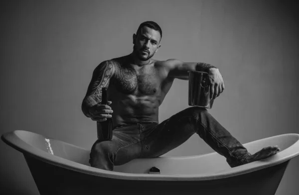 Sexy Hombre Musculoso Seductor Sentarse Bañera Los Hombres Vacaciones Con — Foto de Stock