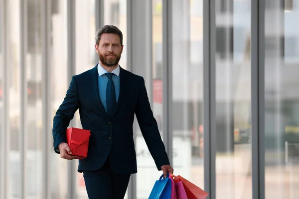 Επιχειρηματίας Κρατώντας Τσάντες Για Ψώνια Και Περπατώντας Στο Κατάστημα Ψώνια — Φωτογραφία Αρχείου