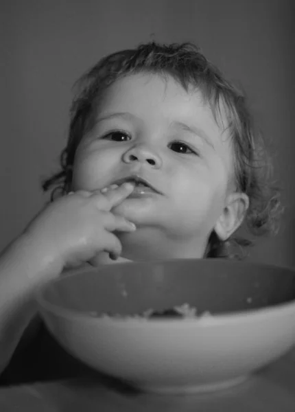 幸せな赤ん坊はスプーンで自分自身を食べる 子供のための健康的な栄養 食べ物 親の概念 — ストック写真