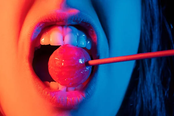 Close Weibliche Lippen Mit Rosa Lipgloss Hält Mund Rote Lutscher — Stockfoto