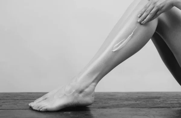 Temiz Yumuşak Tenli Kadın Bacağında Kozmetik Krem Bacaklara Nemlendirici Krem — Stok fotoğraf