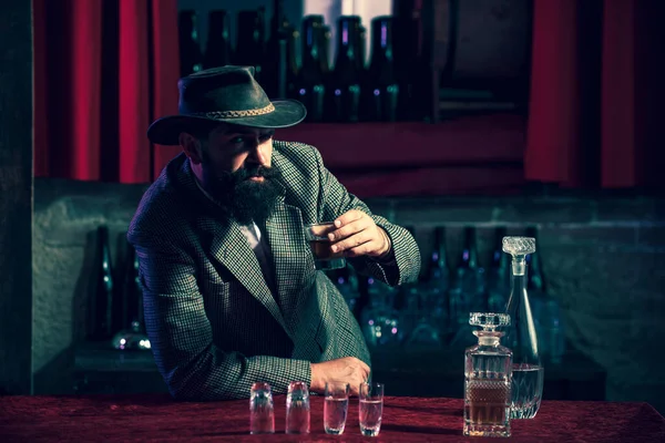 Człowiek Brodą Trzymający Szklankę Whisky — Zdjęcie stockowe