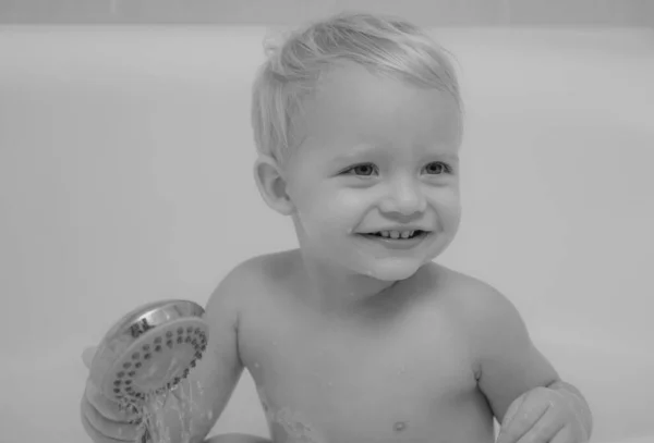 Glimlachend Kind Badkamer Met Speelgoed Eend Glimlachend Jongetje Zwemmen Onder — Stockfoto