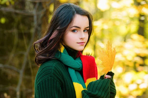 Krásný Teenager Venku Slunečného Dne Dospívající Dívka Tvář Portrét Podzim — Stock fotografie