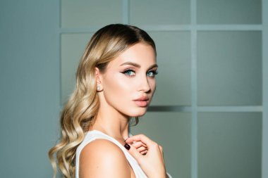 Güzel genç bir kadının portresi. Şehvetli, güzel bir kadın modelin yüzünü yakından çek. Doğal güzellik kadını. Moda ve güzellik