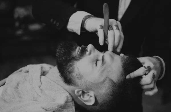 Shaving Man Razor Man Hairstylist Barbershop Interior Senior Man Visiting — Stock Photo, Image