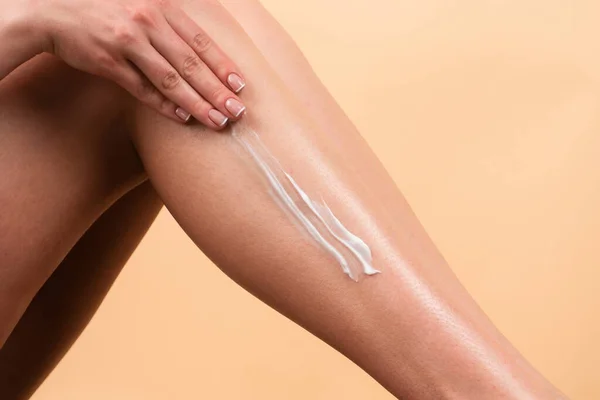 다리에 크림을 바르는 셀룰라이트 깨끗하고 부드러운 피부를 화장품 — 스톡 사진