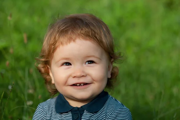 牧草地の外で起こる生活の肖像画の赤ちゃんの子供 赤ん坊の顔が近くに 面白い小さな子供のクローズアップ肖像画 ブロンドの子感情の顔 — ストック写真