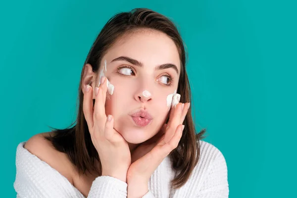 Umidade Pele Mulher Beleza Aplicar Creme Facial Levantar Creme Nutritivo — Fotografia de Stock