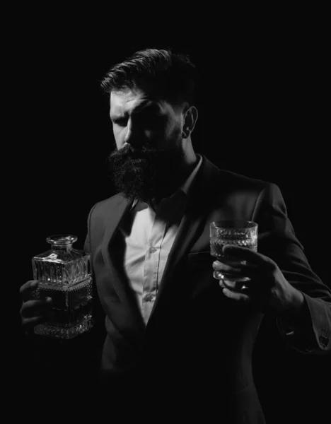 Одягнений Пляшку Віскі Людина Бармен Бородою Тримає Скляну Бренді Концепція — стокове фото