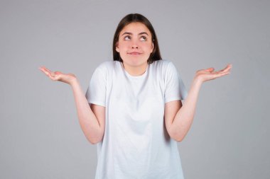 Komik surat. Güzel bir kadın ve sorgulama jesti. Omuzlarını silken bir kız, şüpheler. Duygusal yüz.