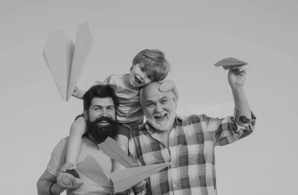 幸せな父親の日 幼少期のコンセプト 幸せな祖父と孫とともにおもちゃの紙飛行機青空と雲の背景 — ストック写真