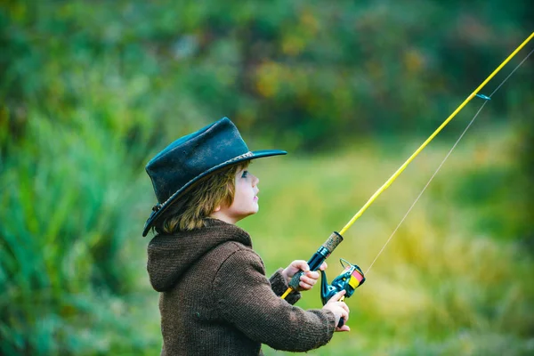 Παιδί Καλάμι Ψαρέματος Στη Λίμνη Ένα Μικρό Αγόρι Πιάνει Ένα — Φωτογραφία Αρχείου