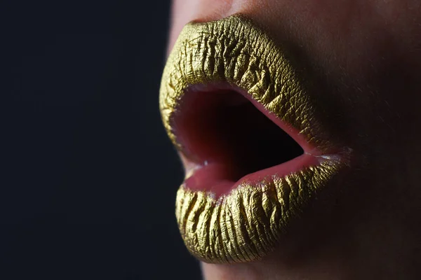 Vrouw Dikke Lippen Met Goud Gouden Lippenstift Glanzende Stijl Voor — Stockfoto
