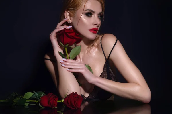 Schoonheidsmeisje Met Rode Roos Mooie Sensuele Vrouw Houden Bloemen Studio — Stockfoto