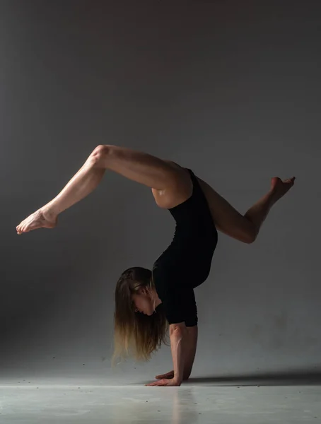 Mujer Flexible Chica Forma Estirándose Bailando Estirar Cuerpo Flexible Sexy — Foto de Stock