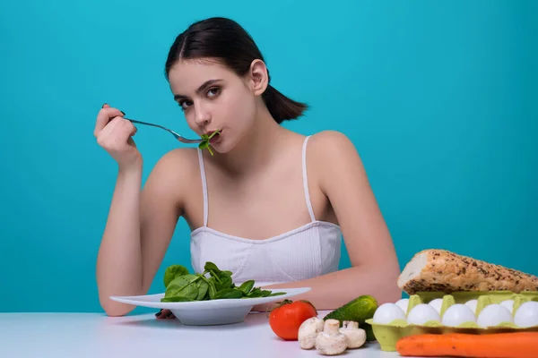 Διατροφή Λαχανικών Νεαρή Γυναίκα Τρώει Υγιεινό Φαγητό Κάνει Δίαιτα Κορίτσι — Φωτογραφία Αρχείου