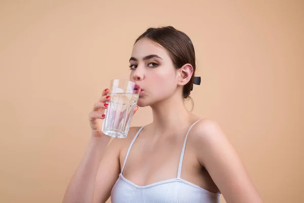 新鮮な水を飲む女性は スタジオの背景に隔離された 女の子はガラスの水を持っている ミネラルウォーターのリフレッシュ 毎日のアクア 女性の飲料水の肖像 — ストック写真