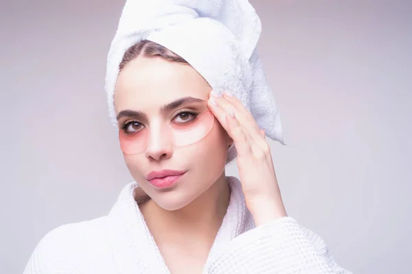 眼部补丁眼部补丁头戴毛巾的年轻女人用面部眼罩护肤 眼科治疗 化妆品贴片凝胶 面部水凝胶眼罩 — 图库照片