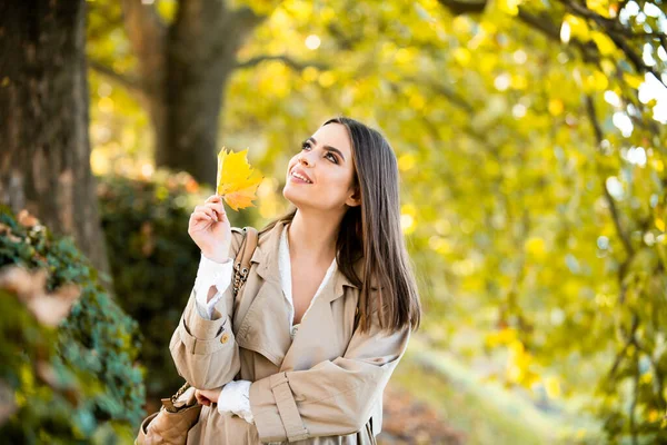 Ευτυχισμένη Γυναίκα Που Κρατάει Φύλλα Φθινοπώρου Στο Πρόσωπο Στην Φθινοπωρινή — Φωτογραφία Αρχείου