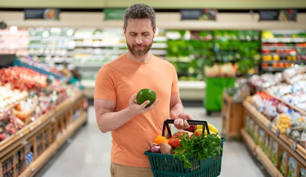 Markette Meyve Sebzeli Bir Adam Erkek Sağlığı Için Sağlıklı Yiyecekler — Stok fotoğraf