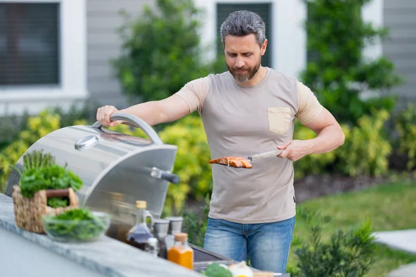 Erkek Aşçı Bahçede Izgara Yapıyor Barbekü Açık Hava Bahçe Partisi — Stok fotoğraf