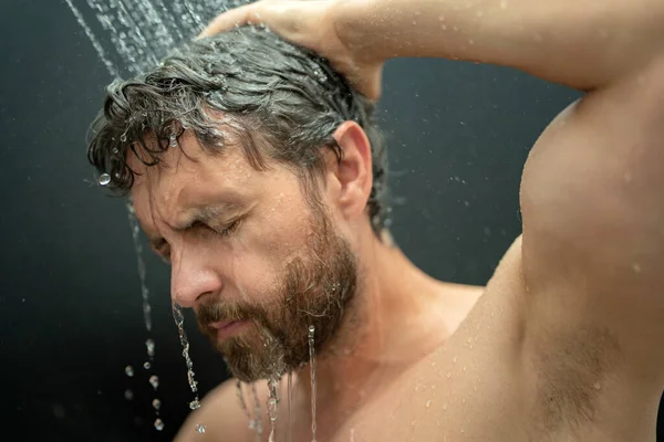 男人在浴室洗澡男人早上洗澡 洗头时 从淋浴头上掉了下来 衣衫褴褛的家伙洗澡 身体护理卫生 淋浴的概念 淋浴间落水的人 — 图库照片