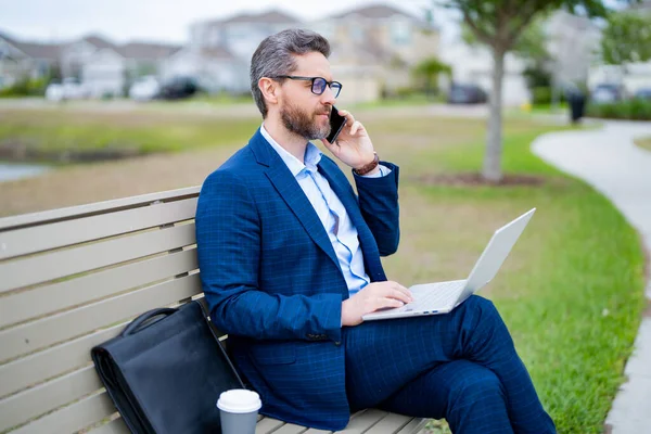 Wirtschaftsgespräche Geschäftsleute Telefonieren Auf Einer Bank Park Mann Anzug Telefoniert — Stockfoto