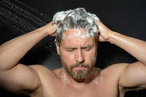 シャワーを浴びてシャンプーで髪を洗う男の肖像 シャンプーで髪を洗う 男性はシャワーを浴びながら シャンプーで髪を洗う ヘアケア製品 泡ジェル シャンプー 化粧水 — ストック写真