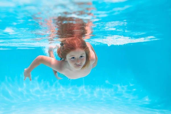 Dziecko Pluskające Się Basenie Chłopiec Pływający Latem Pod Wodą Plaży — Zdjęcie stockowe