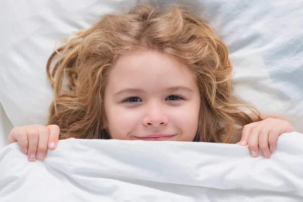 Kid Covers Face Cover Blanket Cute Awaking Child Bed Bedtime — Stock Photo, Image