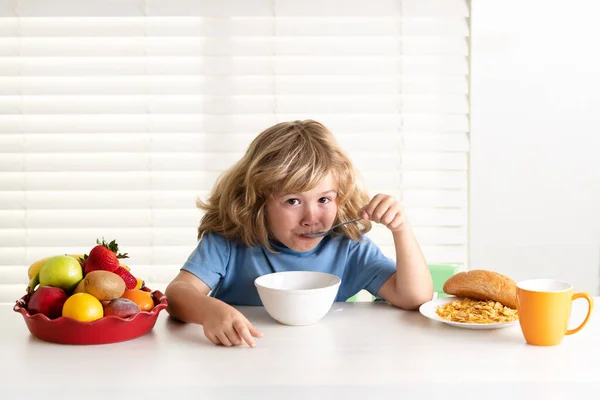 Kind Keuken Aan Tafel Die Groenten Fruit Eet Tijdens Lunch — Stockfoto