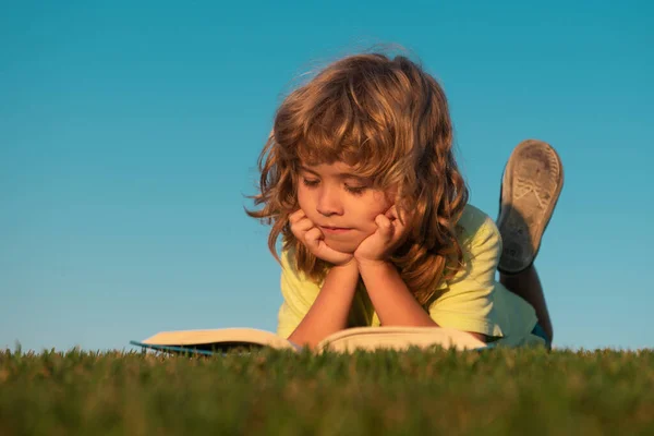 Niños Aventura Libertad Niños Despreocupados Lindo Niño Leyendo Libro Afuera —  Fotos de Stock