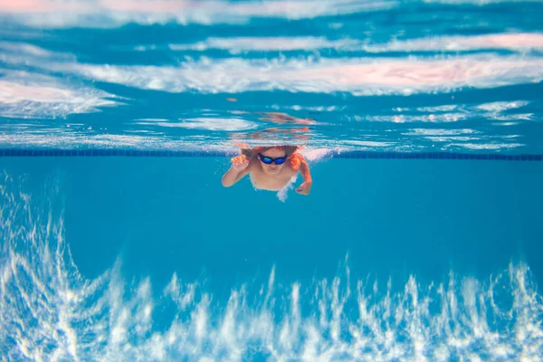 Niño Nadando Bajo Agua Piscina Verano Concepto Vacaciones Verano Los —  Fotos de Stock