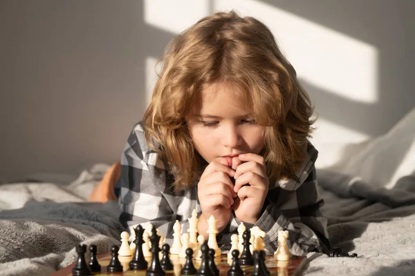 Jogar Xadrez Infantil. Xadrez Para Crianças Inteligentes. Criança Gênio  Aluno Inteligente Jogando Jogo De Tabuleiro Lógico. Rapaz Imagem de Stock -  Imagem de gênio, passatempo: 273189041