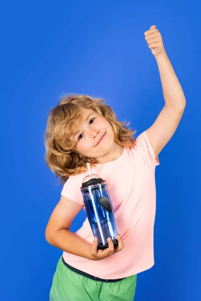 Nettes Kind Das Frisches Wasser Trinkt Isoliert Auf Studiohintergrund Kleiner — Stockfoto