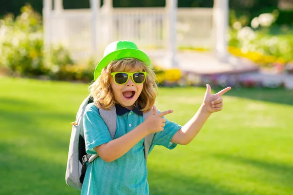 帽子と夏のサングラスで興奮した子供たち 屋外の子供の肖像画 夏の公園で屋外で遊ぶクローズアップ顔の子供 — ストック写真