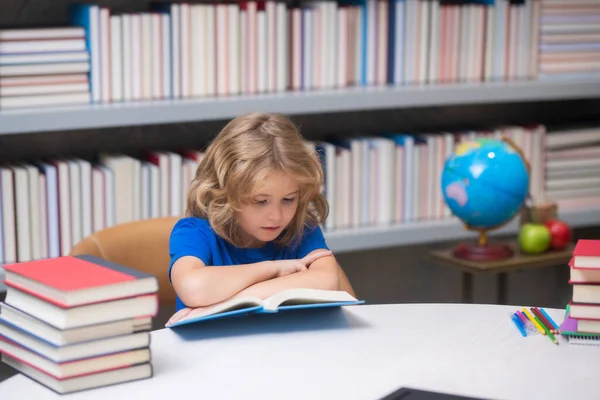 Intellektuelles Kind Kluger Schüler Schüler Lesen Buch Bibliothek Kinder Entwickeln — Stockfoto