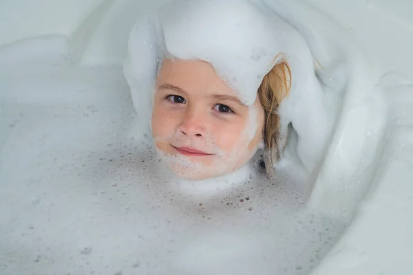 孩子们在洗澡洗澡水 洗头时 孩子身上有肥皂 笑着的孩子的肖像 医疗保健和孩子的卫生 孩子们面对着浴缸里的泡沫 — 图库照片