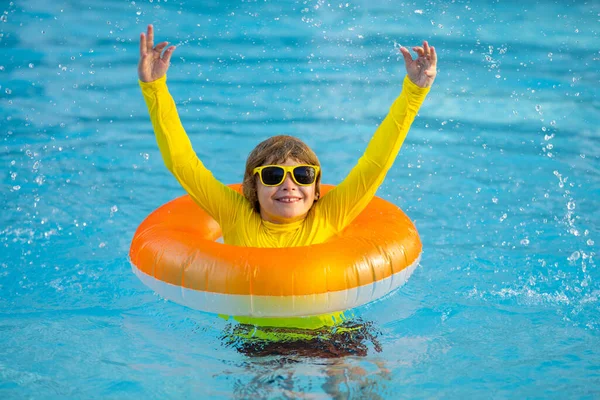 Plavání Letní Prázdniny Roztomilé Dítě Hraje Modré Vodě Dítě Užívá — Stock fotografie