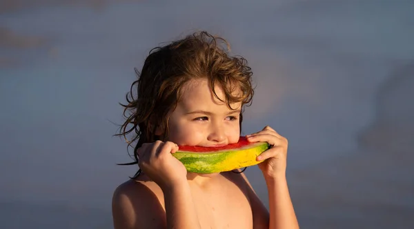 Mały Dzieciak Soczystego Czerwonego Arbuza Plaży Letnie Wakacje Sezonowe Owoce — Zdjęcie stockowe