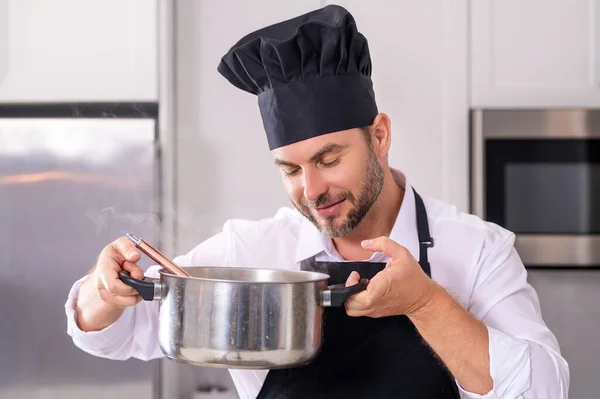 Hombre Cocinando Cocina Hombre Guapo Preparando Deliciosa Comida Cocina Modepn — Foto de Stock
