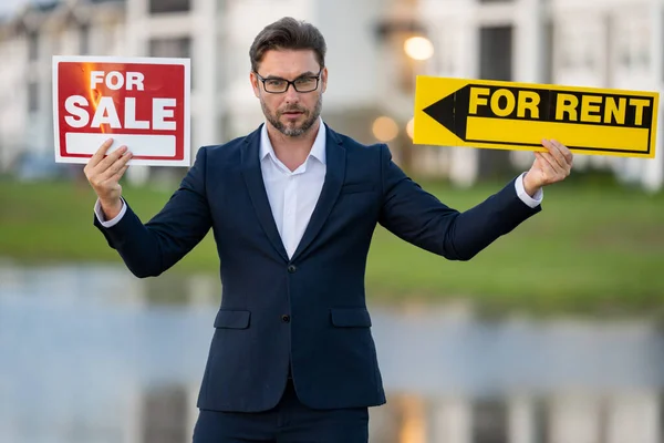 Husförsäljare Fastighetsmäklare Håller Skylt Till Salu Eller Hyra Idéer Fastighetshandel — Stockfoto