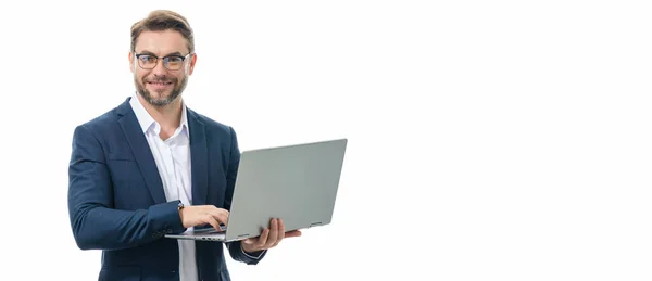 Человек Работающий Над Ноутбуком Студии Человек Проверяет Электронную Почту Ноутбуке — стоковое фото