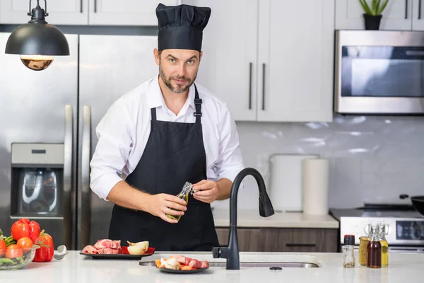 Hombre Atractivo Cocinando Cocina Moderna Hombre Guapo Cocinando Casa Preparando —  Fotos de Stock